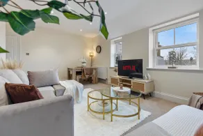 Modern & Luxury Harrogate Apartment - Image 3