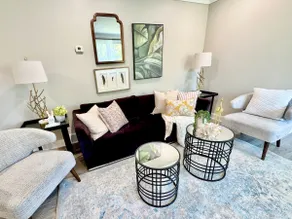 4 Bdr Lakeside Retreat | Sleeps 10 | Walk to beach - Image 3