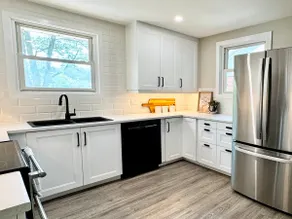 4 Bdr Lakeside Retreat | Sleeps 10 | Walk to beach - Image 5