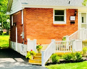 4 Bdr Lakeside Retreat | Sleeps 10 | Walk to beach - Image 4