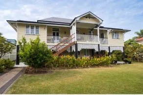 Hilltop Overlooking Esplanade with Beach Views - Image 2