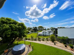 Hilltop Overlooking Esplanade with Beach Views - Image 5