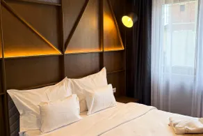 Golden Pine Spa Apartment - Image 2