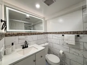 Modern 2BR near airport & stadium –free parking - Image 5