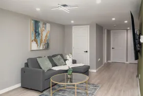 Modern 2BR near airport & stadium –free parking - Image 2