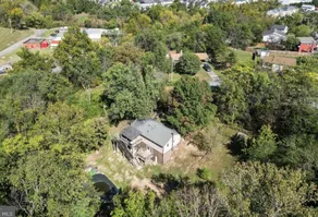 3 Bedroom Upper Unit, quiet area close to town - Image 3