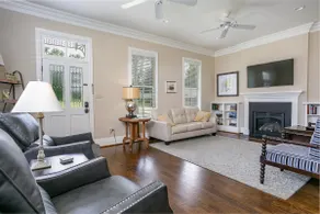 Rosebud Cottage - Luxurious 3 Bedroom in Downtown - Image 2