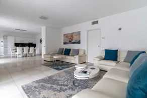 Luxe Apartment in Lombardy with Jacuzzi - Image 5