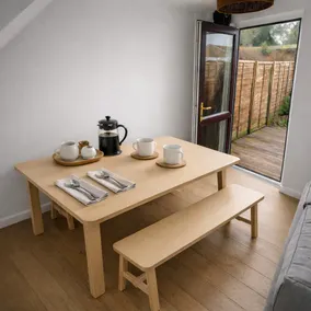 Garden, Driveway, Private, Nr Windsor & Great Park - Image 5