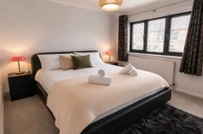 Garden, Driveway, Private, Nr Windsor & Great Park - Image 3
