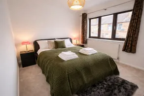 Garden, Driveway, Private, Nr Windsor & Great Park - Image 4