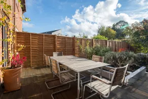 Garden, Driveway, Private, Nr Windsor & Great Park - Image 2