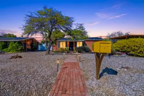 Bright Desert Retreat Pet Friendly - Image 3