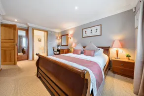 Tranquil 2-Bedroom Woodland Lodge, sleeps 6 - Image 3