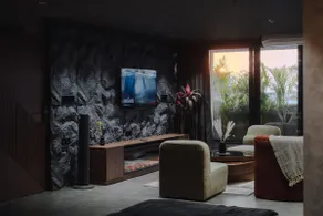 Luxury Private Suite with Jacuzzi and Fireplace - Image 3