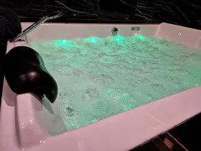 007 Loveroom Secret · Private Jacuzzi. Cinema 4K - Image 3