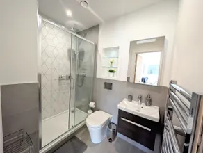Luxury Apartment - West Wimbledon with Cinema & Game Room, Gym, Parking - Image 5