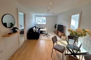 Luxury Apartment - West Wimbledon with Cinema & Game Room, Gym, Parking - Image 2