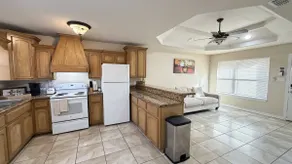 Modern Pharr Retreat Near La Plaza Mall - Image 2