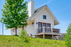 Mtn Views + Resort Perks: Cozy Cottage in Thornton - Image 2