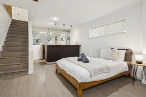 Vancouver 4-Bed Home Near Airport, Sleeps 10 - Image 4