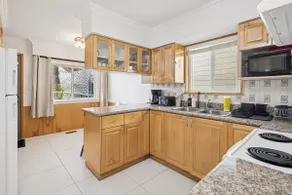 Vancouver 4-Bed Home Near Airport, Sleeps 10 - Image 3