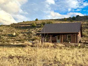 Modern Rustic Mountain Escape at Cat Creek Retreat - Image 2