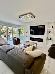 Exquisite Waterfront Modern Villa - Image 5