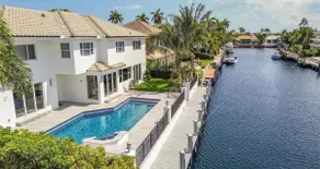 Exquisite Waterfront Modern Villa - Image 2