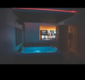 Suite with Jacuzzi & Steam Room Sauna at the volcano - Image 4