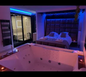 Suite with Jacuzzi & Steam Room Sauna at the volcano - Image 2