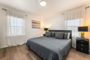 Modern 2BR w/ Free Parking • 10 Min to Beach & LGB - Image 2