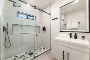 Modern 2BR w/ Free Parking • 10 Min to Beach & LGB - Image 3
