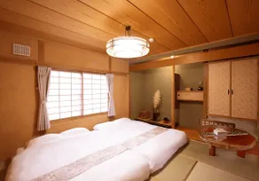 Up to 14 guests / 130㎡ / 4 BR / Parking for 2 cars - Image 3