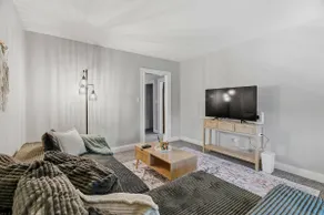 Newly furnished | Free Parking - Image 2