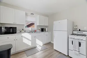 Newly furnished | Free Parking - Image 3