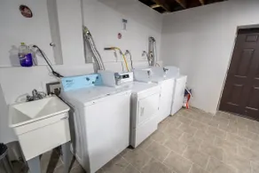 2 Bedroom apartment free parking near transit - Image 5
