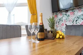 Stylish 3 Bedroom Sea View Apartment -Free Parking- Sleeps 9 - Image 3