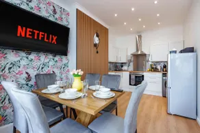 Stylish 3 Bedroom Sea View Apartment -Free Parking- Sleeps 9 - Image 4