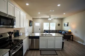 Modern Comfort in Seguin-3 bed/2bath - Image 2
