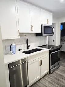 Modern Legal Suite | 5 Min to LRT | Homey Retreat - Image 2