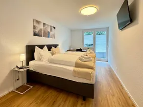 Modern, pet-friendly apartment near Mercedes - Image 2