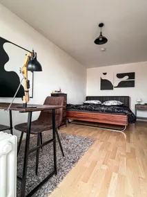 Bright designer apartment with pool table & 2 balconies - Image 5