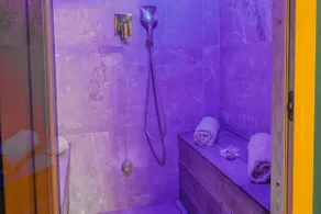 Cinema Spa Suite: Jacuzzi, Hammam and Giant Screen. - Image 5