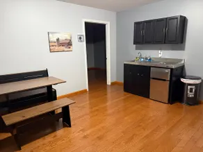 Cozy 1 bedroom apt in heart of Roscoe - Image 5
