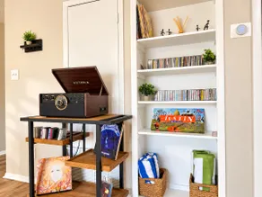 Vinyl Vibes • King Bed • Near DT • ACL - Image 4