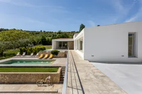 Elegant Villa with Pool & Private Parking - Image 4