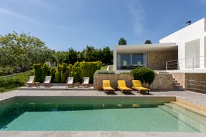 Elegant Villa with Pool & Private Parking - Image 5