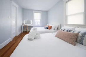 Central Apt mins from NY| King Bed| W&D| Backyard| - Image 2