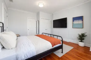 Central Apt mins from NY| King Bed| W&D| Backyard| - Image 4